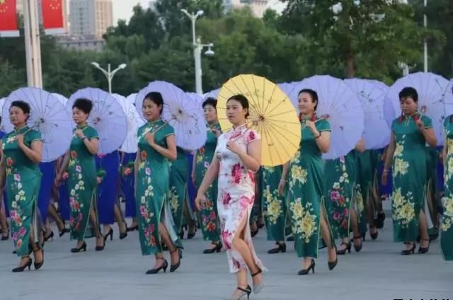 华球体育泓源公司党委和兴北路社区绿地广场商圈党建联盟合作举办“讴歌新时代 共圆中国梦”纪念改革开放四十周年大型群众广场文化活动(图2)