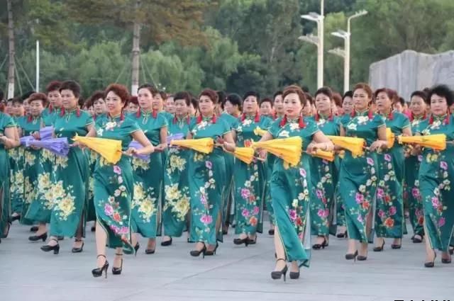 华球体育泓源公司党委和兴北路社区绿地广场商圈党建联盟合作举办“讴歌新时代 共圆中国梦”纪念改革开放四十周年大型群众广场文化活动(图3)