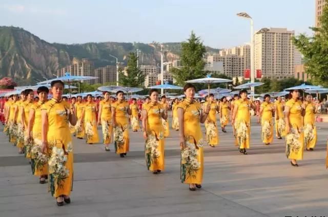 华球体育泓源公司党委和兴北路社区绿地广场商圈党建联盟合作举办“讴歌新时代 共圆中国梦”纪念改革开放四十周年大型群众广场文化活动(图4)