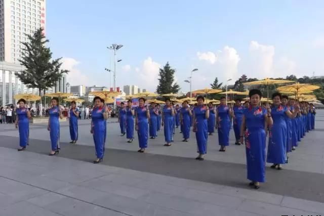 华球体育泓源公司党委和兴北路社区绿地广场商圈党建联盟合作举办“讴歌新时代 共圆中国梦”纪念改革开放四十周年大型群众广场文化活动(图5)