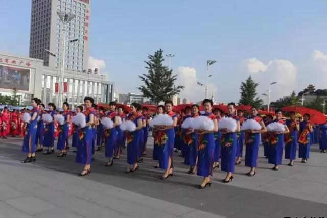 华球体育泓源公司党委和兴北路社区绿地广场商圈党建联盟合作举办“讴歌新时代 共圆中国梦”纪念改革开放四十周年大型群众广场文化活动(图6)