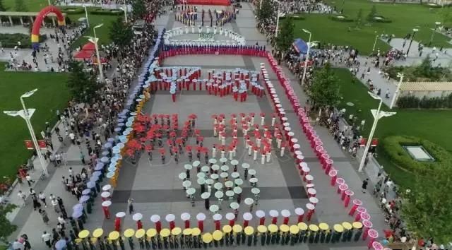 华球体育泓源公司党委和兴北路社区绿地广场商圈党建联盟合作举办“讴歌新时代 共圆中国梦”纪念改革开放四十周年大型群众广场文化活动(图7)