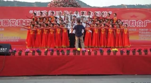 华球体育泓源公司党委和兴北路社区绿地广场商圈党建联盟合作举办“讴歌新时代 共圆中国梦”纪念改革开放四十周年大型群众广场文化活动(图8)