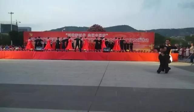 华球体育泓源公司党委和兴北路社区绿地广场商圈党建联盟合作举办“讴歌新时代 共圆中国梦”纪念改革开放四十周年大型群众广场文化活动(图10)