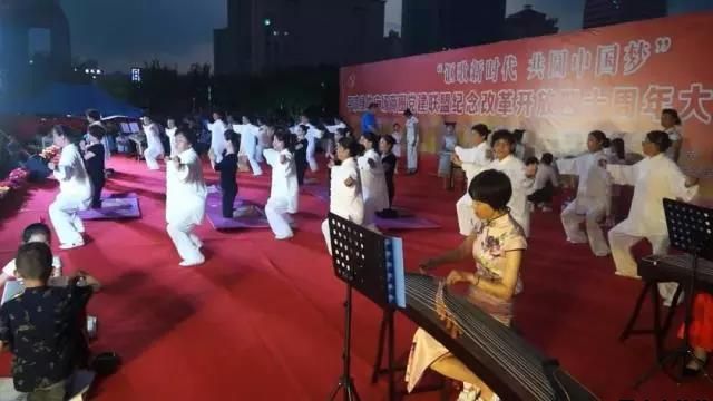 华球体育泓源公司党委和兴北路社区绿地广场商圈党建联盟合作举办“讴歌新时代 共圆中国梦”纪念改革开放四十周年大型群众广场文化活动(图11)
